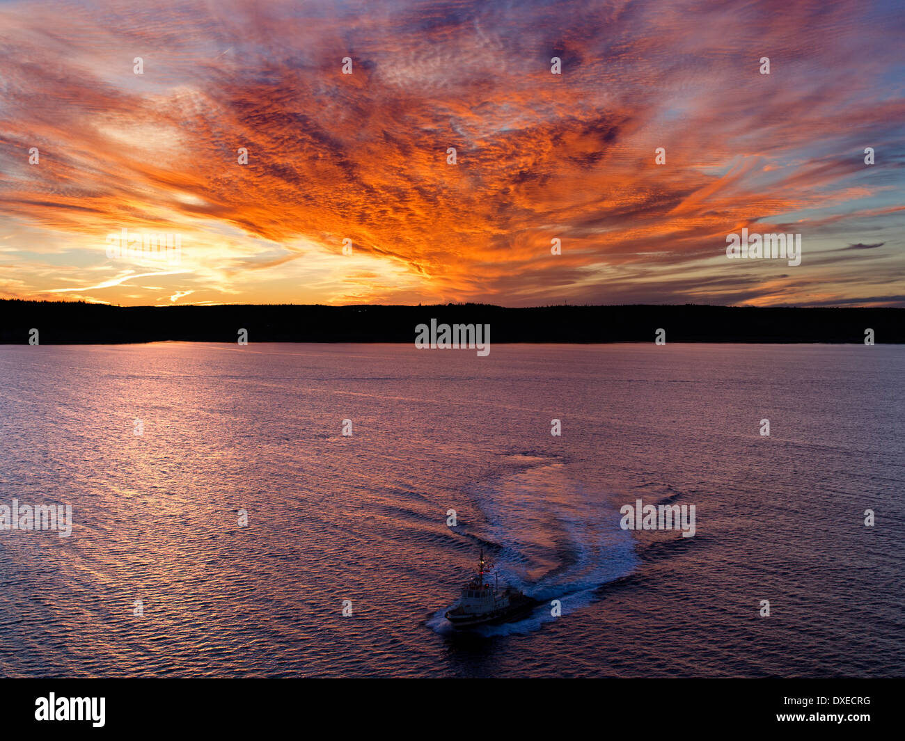 Spectaculaire coucher de soleil au large de la Nouvelle-Écosse, au Canada, en vue d'un paquebot de croisière Caraïbes Princess 3 Banque D'Images