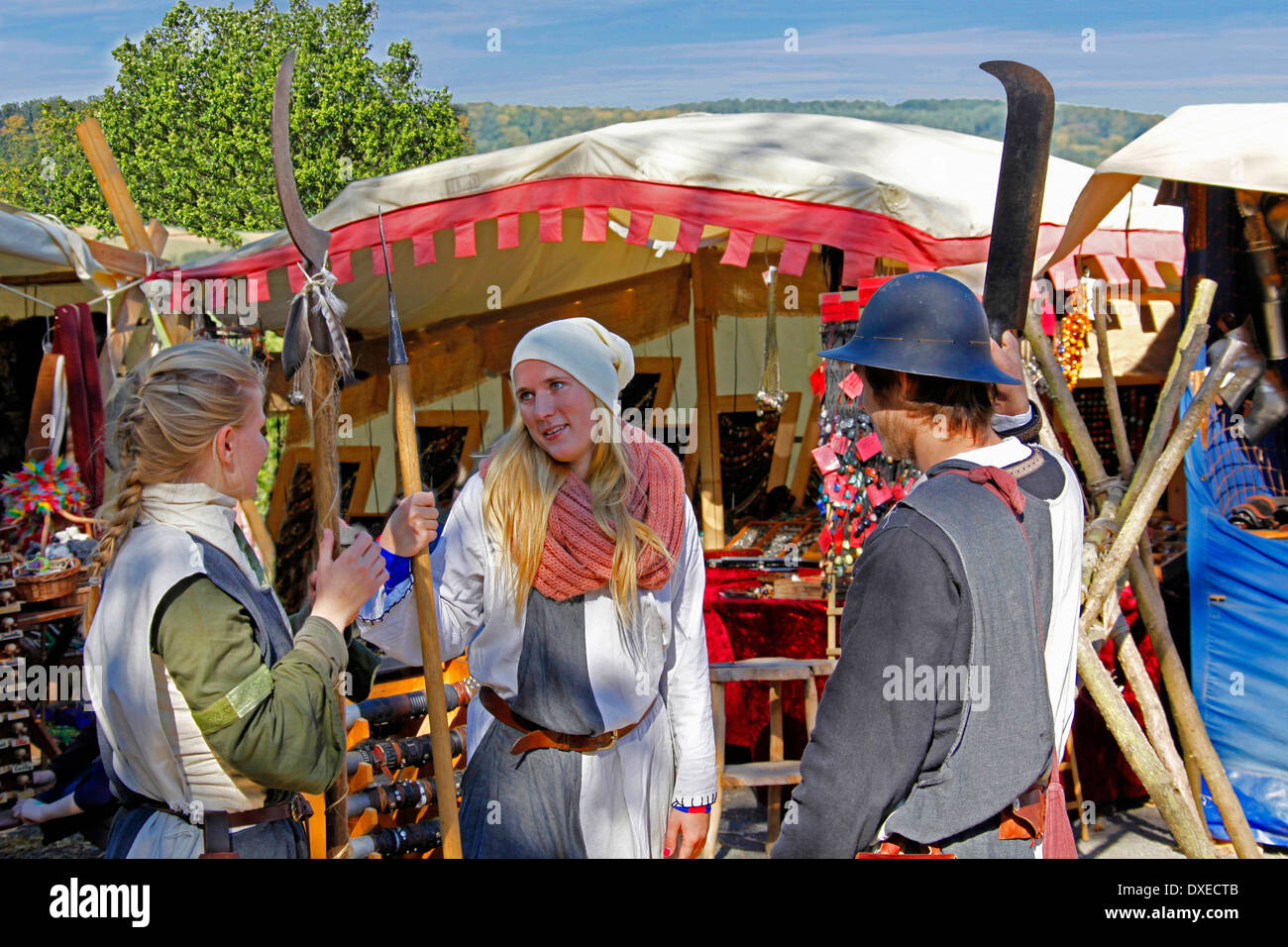Les étals de marché médiéval médiévale marchandises médiévale personnes vêtues des gardes armés médiévale Ronneburg district Main-Kinzig Banque D'Images