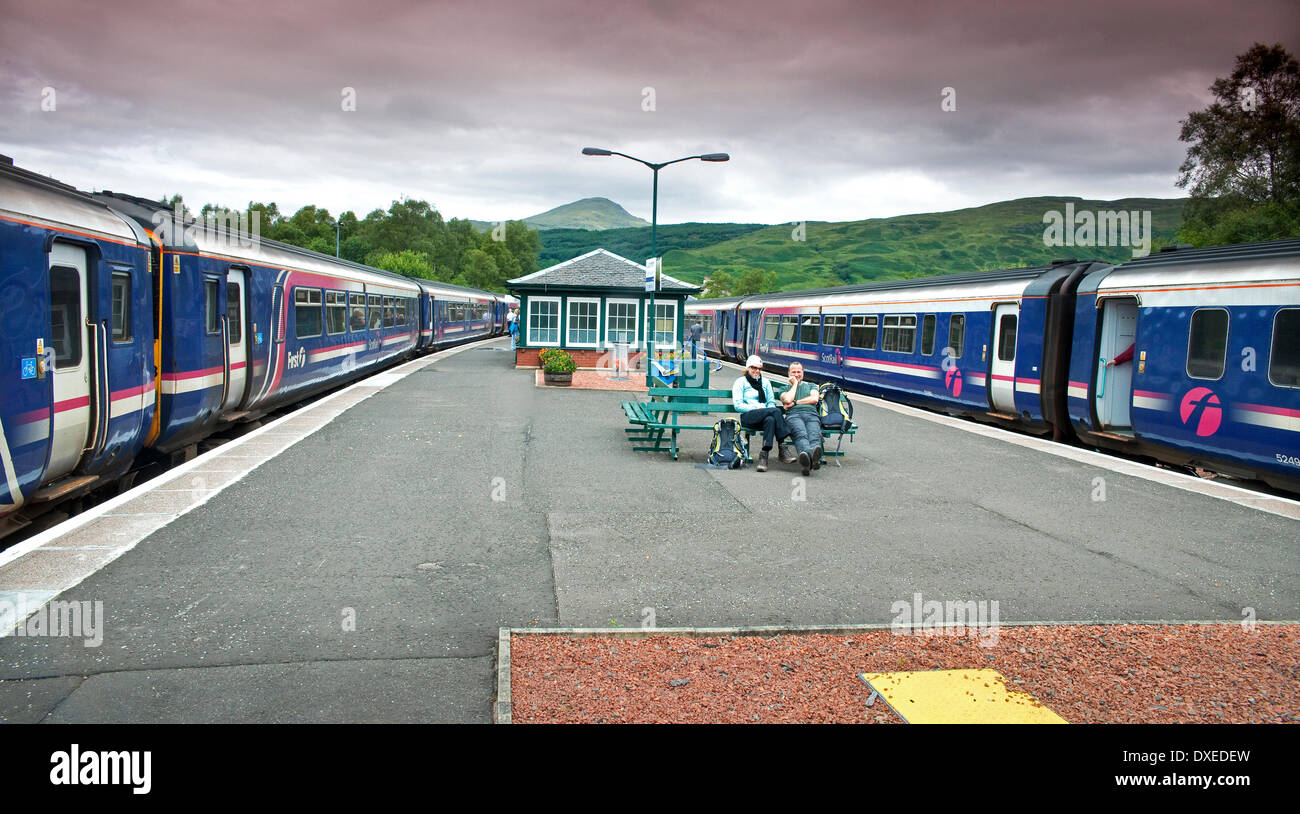 First Scotrail 156 coureurs assis à Crianlarich, West Highland Railway. Banque D'Images