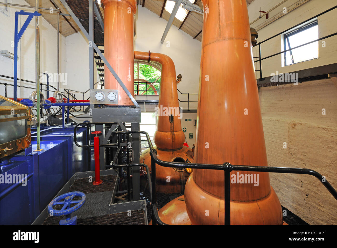 La salle des alambiques à Tobermory Distillery, île de Mull. Banque D'Images