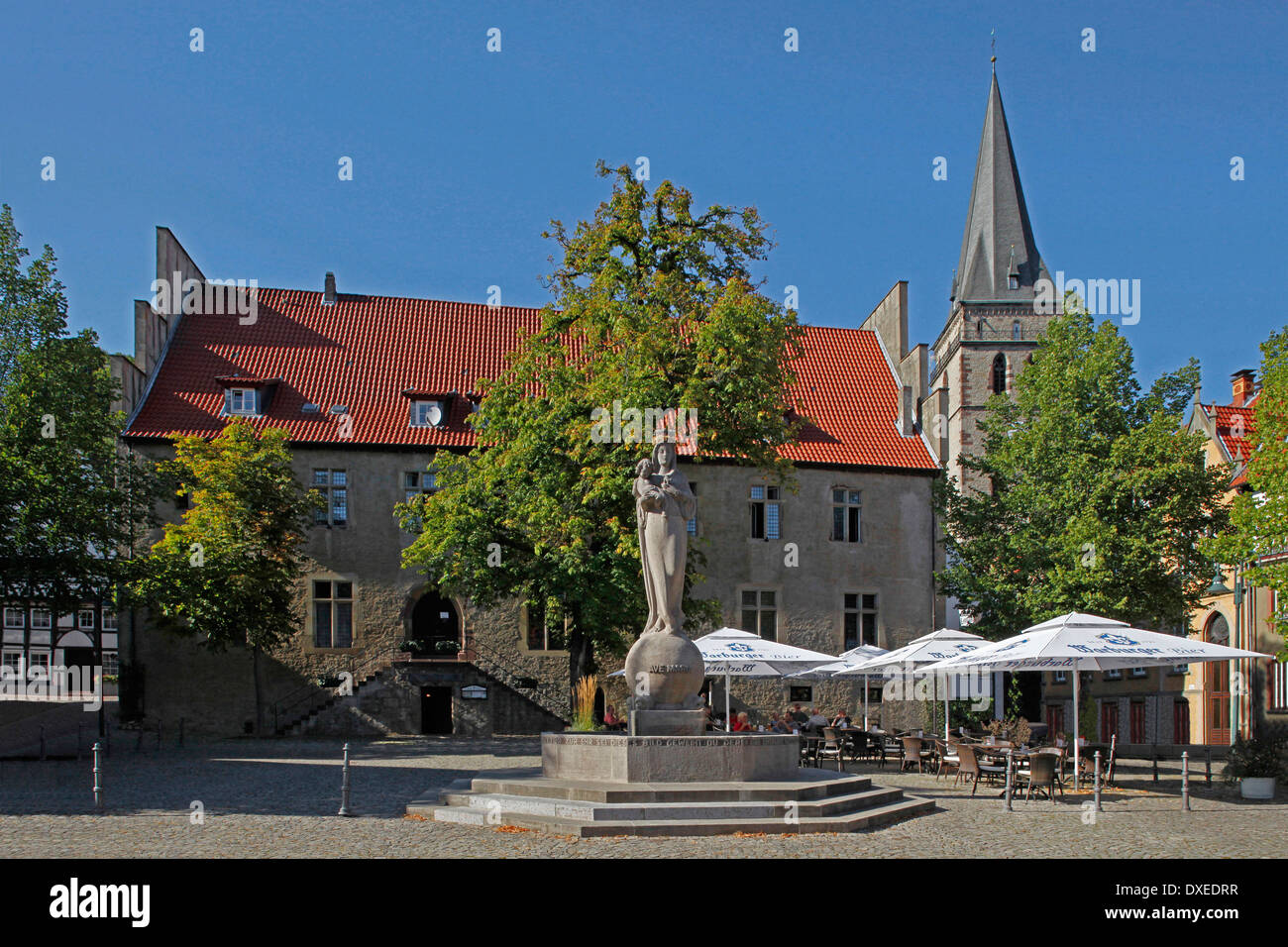 Place du marché de la vieille ville et fontaine de Marie l'ancien hôtel de ville construit 1336-37 Warburg district de Hoxter Rhénanie du Nord-Westphalie Banque D'Images
