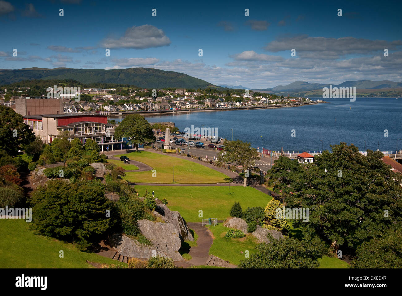 Dans les jardins du château en direction de Queens Hall et dunnon de Castle Hill.Dunoon. Banque D'Images