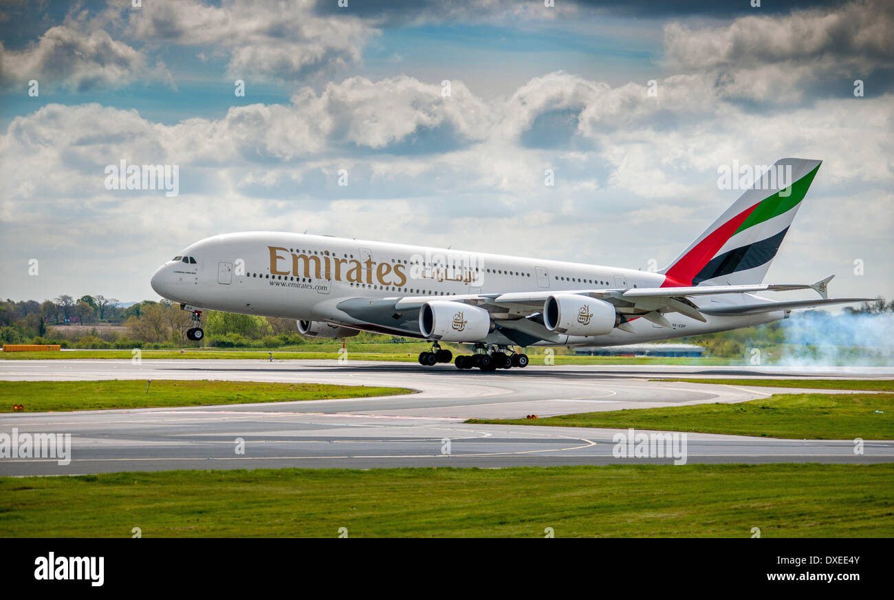 Un Airbus A380 de la compagnie aérienne Emirats super jumbo à l'atterrissage à l'aéroport de Manchester 2012 angleterre Banque D'Images
