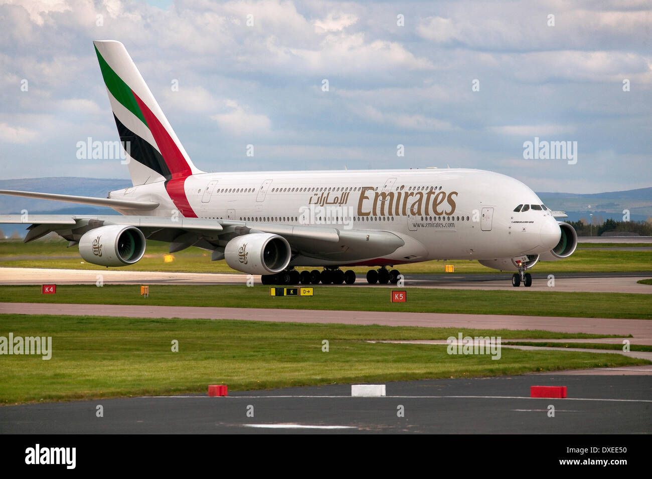 Un Airbus A380 de la compagnie aérienne Emirats super jumbo à l'atterrissage à l'aéroport de Manchester 2012 angleterre Banque D'Images