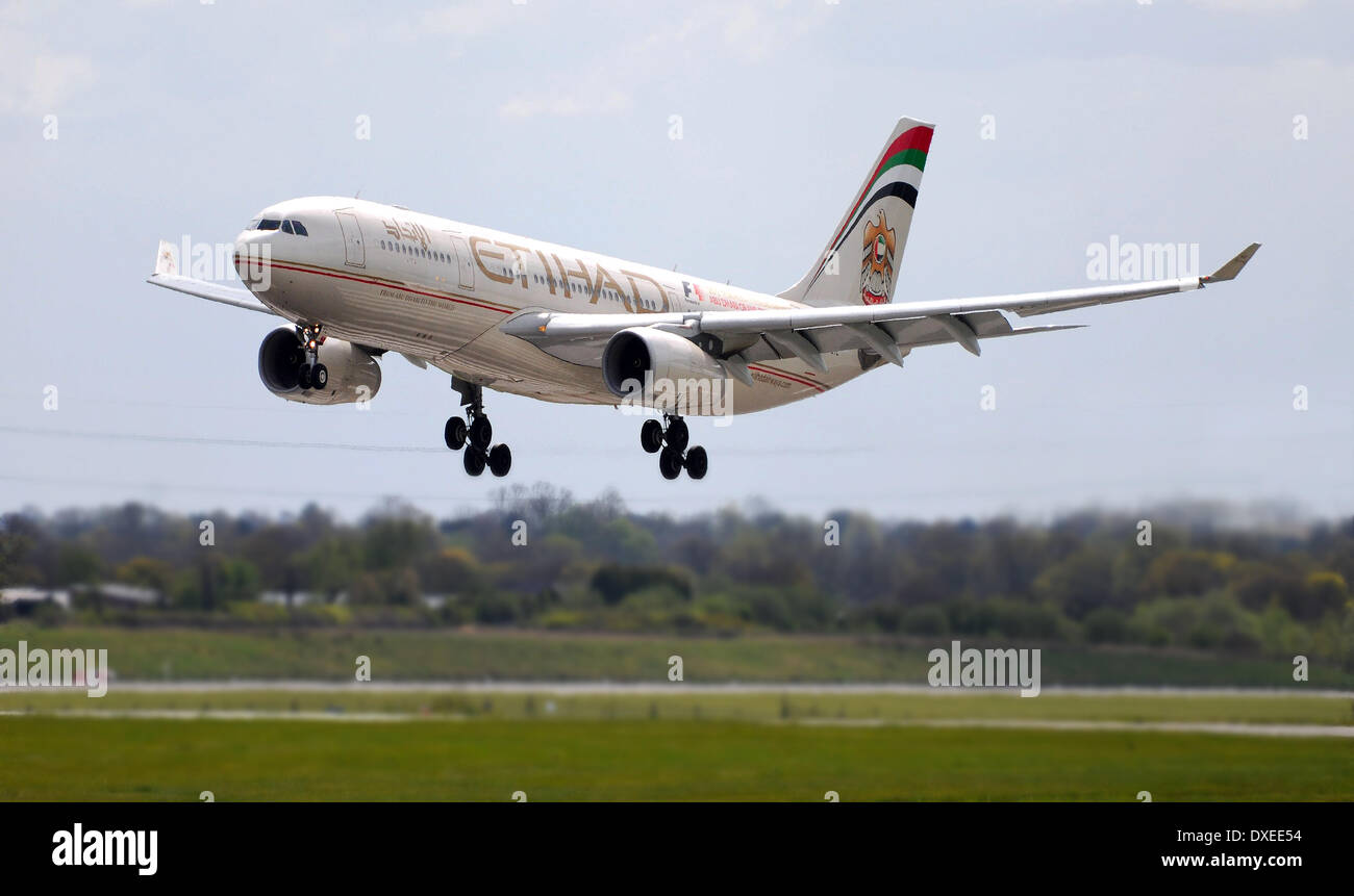 Un Airbus A330 de la compagnie aérienne Etihad l'atterrissage à l'aéroport de Manchester en Angleterre 2013 Banque D'Images