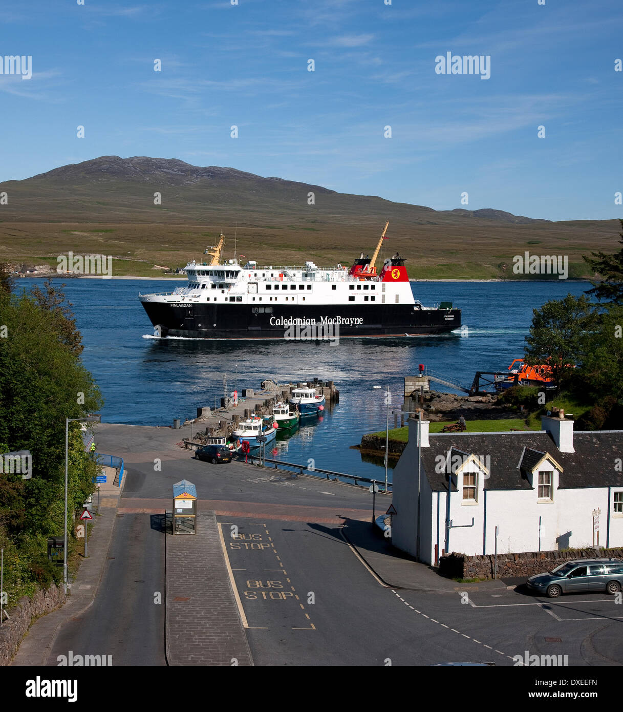 Ferry Caledonian Macbrayne 'Finlaggan "arrive à port Askaig,île d'Islay.Argyll. Banque D'Images