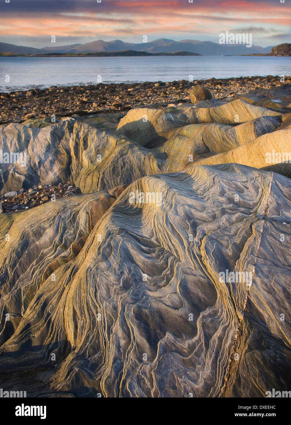 Les roches pliées sur île d'Eriska Morvern hills avec la vue, en Argyll Banque D'Images