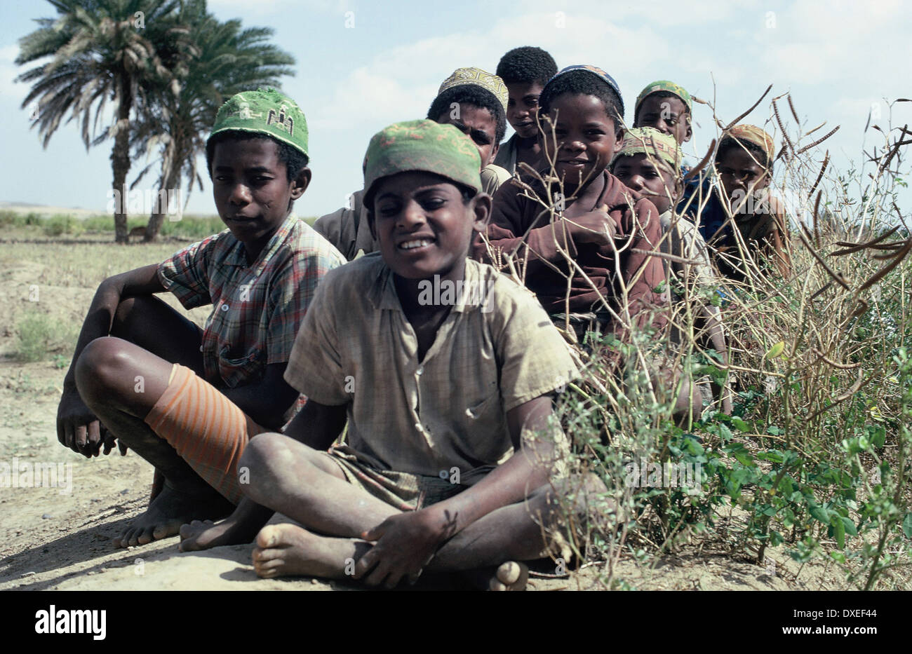 Bande de petits garçons d'un village de Lahej, au Yémen, en 1968 Banque D'Images