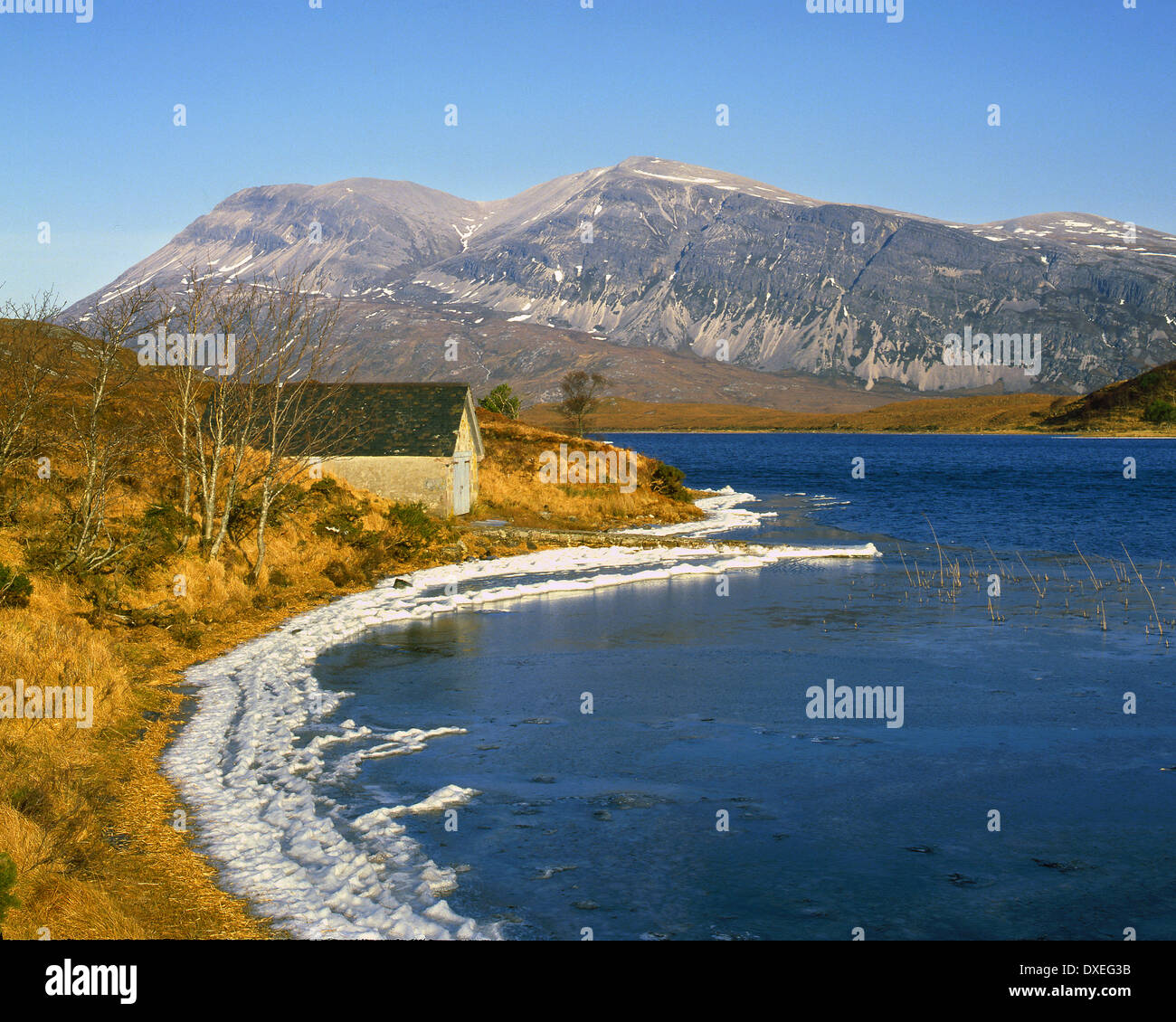 Frozen rive du Loch Stack et Ben Arkle en hiver.Sutherland.nord ouest de l'Écosse. Banque D'Images