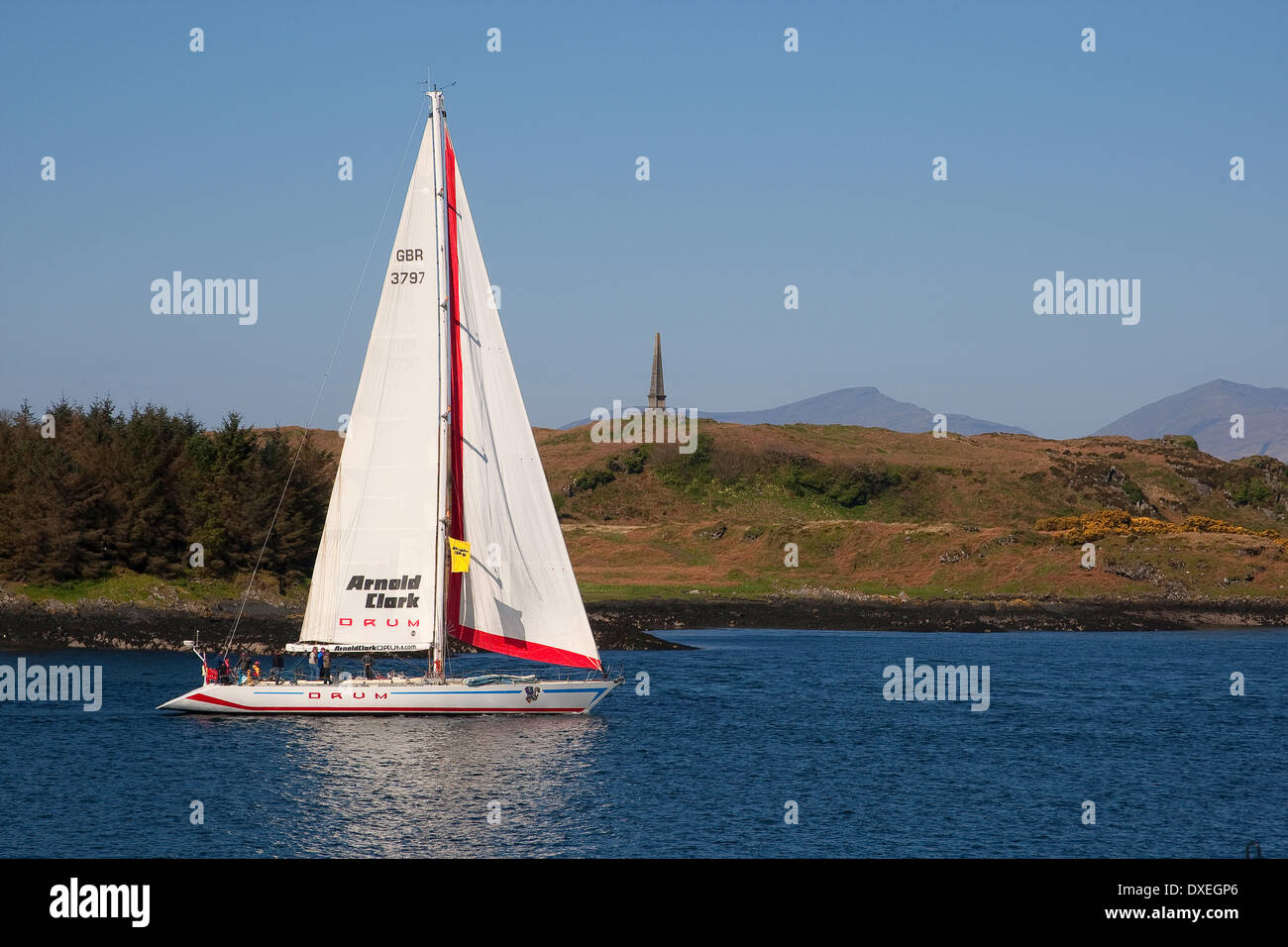 Grand yacht passant Kerrera, la baie d'Oban, Argyll Banque D'Images