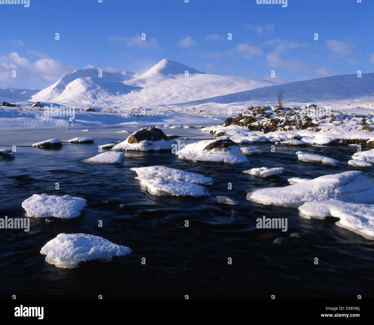 Vue d'hiver sur le Loch ba vers Mont Noir, West Highlands. Banque D'Images
