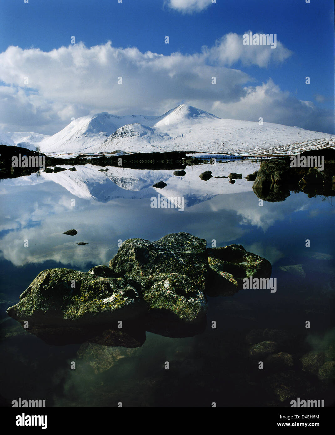 Hiver pacifique réflexions sur le Loch Rannoch Moor, Ba, à l'ouest des Highlands. Banque D'Images