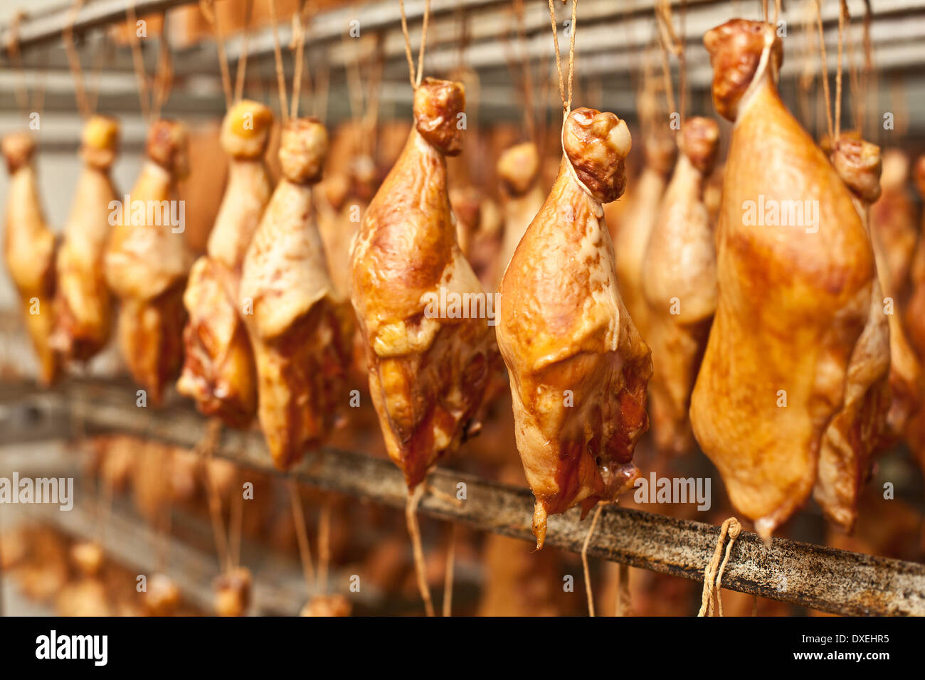 Production de cuisses de poulet fumé. Close-up shot. Banque D'Images