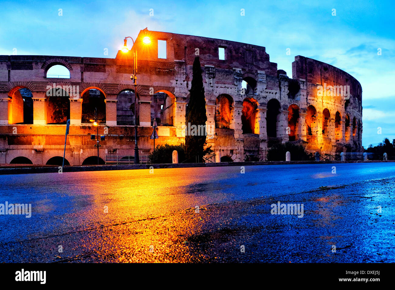 Vue sur le Colisée la nuit, Rome Italie Banque D'Images