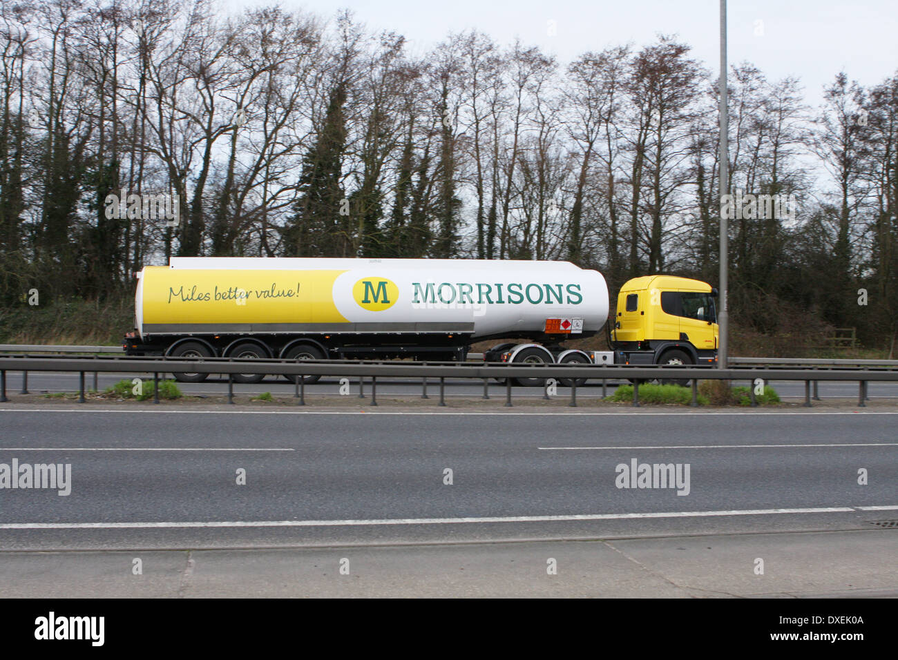 Un pétrolier qui se déplacent le long de la route A12 dans l'Essex, Angleterre Banque D'Images