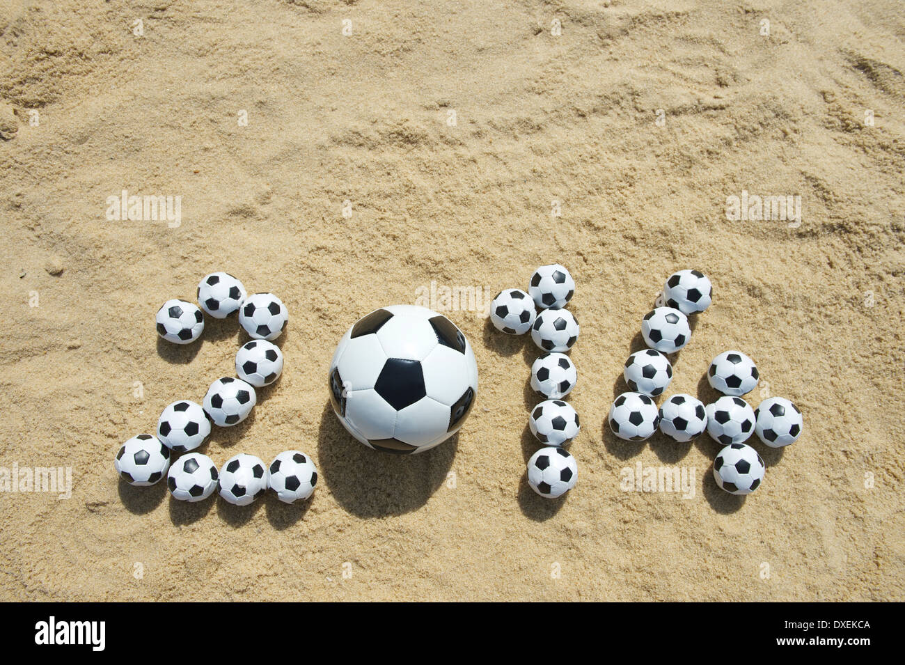 Message pour 2014 fait avec des ballons de football sur la plage à Rio Banque D'Images