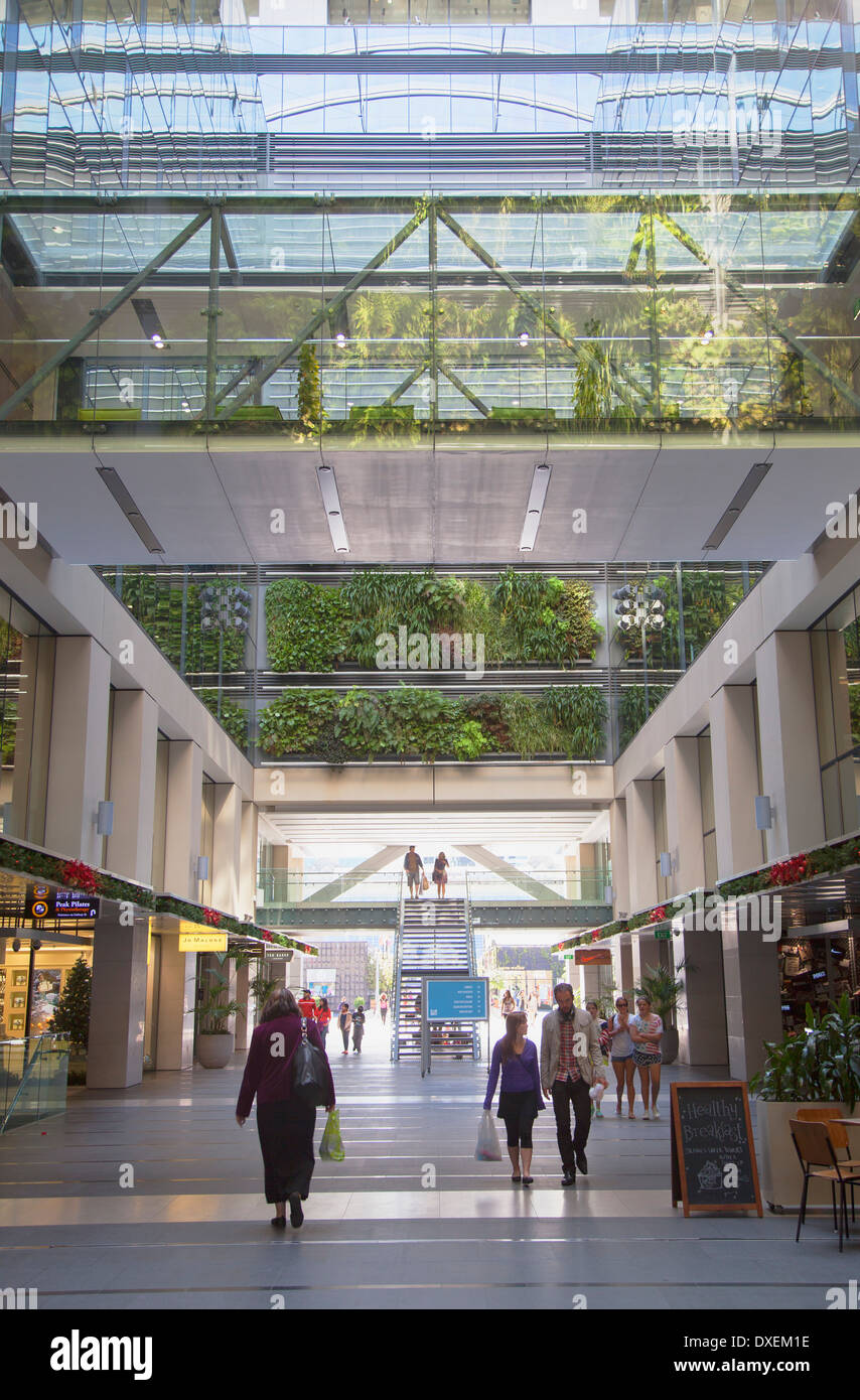 Les gens à l'intérieur du centre commercial Atrium sur Takutai dans Cité de Britomart, Auckland, île du Nord, Nouvelle-Zélande Banque D'Images