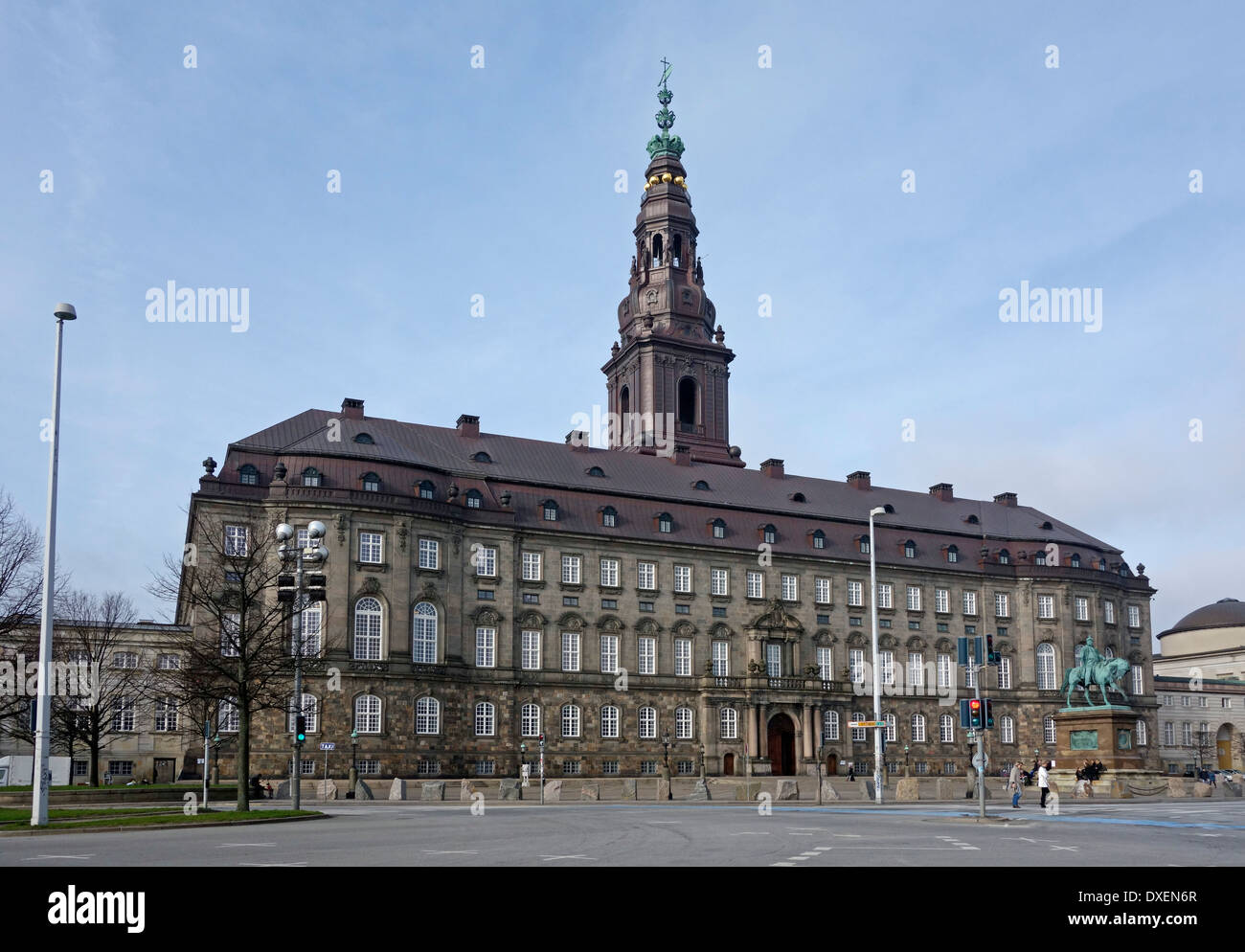 Palais de Christiansborg à Copenhague sur Slotsholmen vue de la Place du Palais à l'avant. Banque D'Images