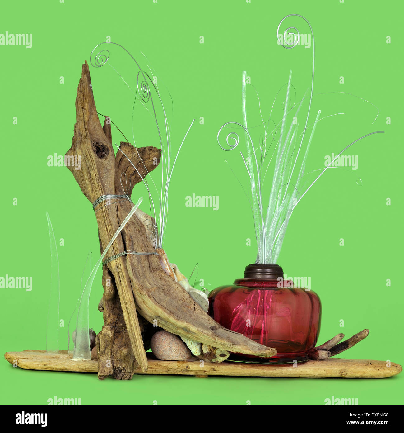 Victorian / Edwardian un verre de canneberge source situé dans une œuvre d'art originale du bois recyclé, le verre et la pierre (vue arrière). Banque D'Images