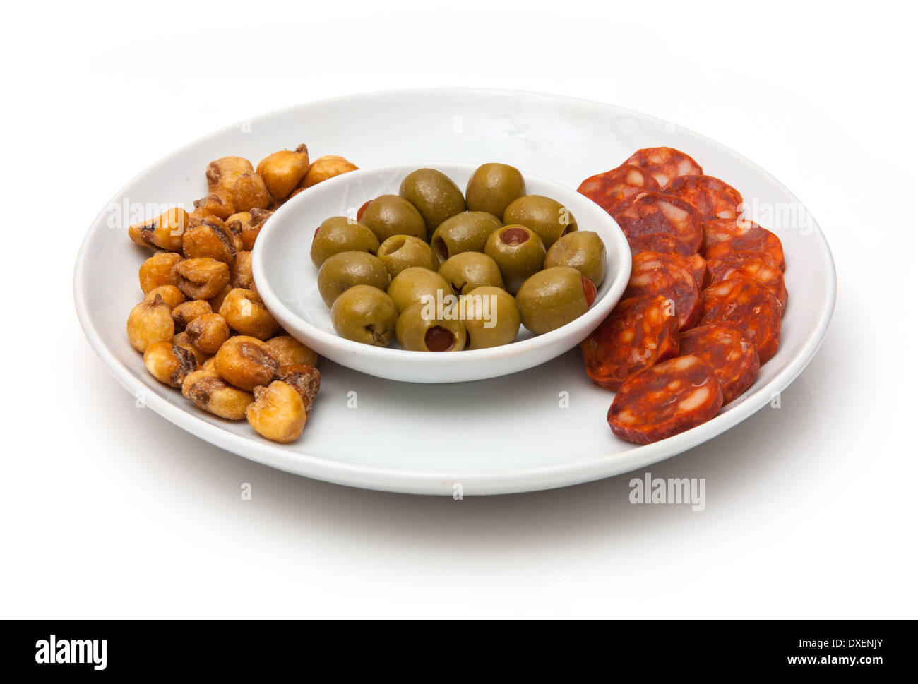 Assiette de tapas espagnoles, chorizo, salés Maïs Jumbo, piment Olives farcies. Banque D'Images