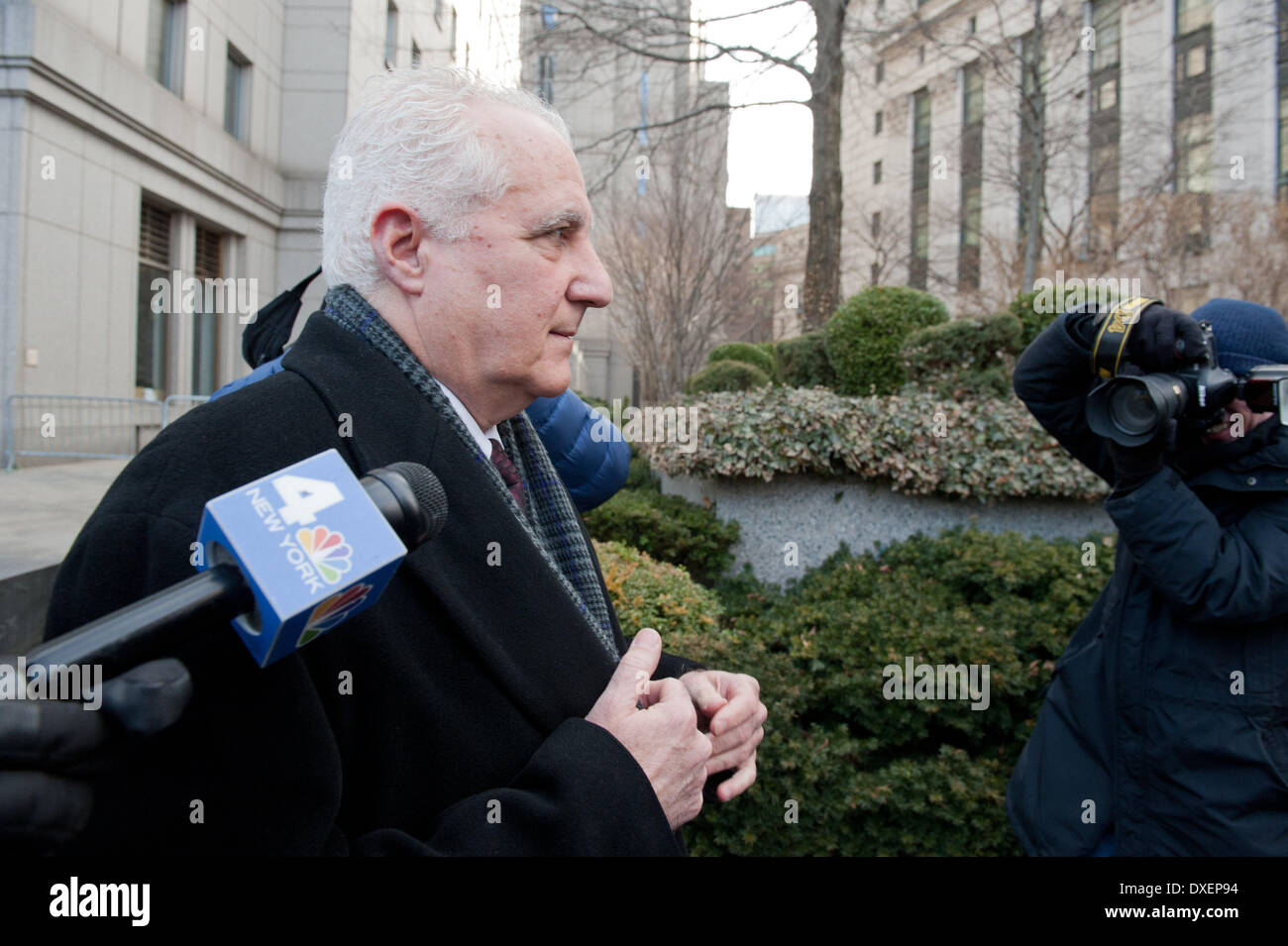 Manhattan, New York, USA. 24Th Mar, 2014. DANIEL BONVENTRE, Bernard Madoff, ancien directeur des Opérations pour les investissements, les feuilles de la Cour fédérale de Manhattan à la suite de sa condamnation, le Lundi, Mars 24, 2014. Cinq anciens employés de prison financier Bernard Madoff sont condamnés à la fin d'une période d'essai de six mois. Chacun a été reconnu coupable de complot pour frustrer les clients, les fraudes en valeurs mobilières, la falsification des livres et registres d'un courtier agréé. Bryan Smith Crédit : Bryan Smith/ZUMAPRESS.com/Alamy Live News Banque D'Images