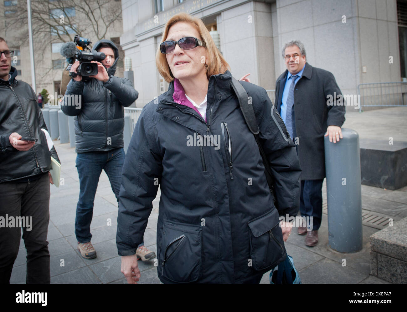 Manhattan, New York, USA. 24Th Mar, 2014. JOANN CRUPI, ancien directeur de comptes Bernard Madoff, quitte Manhattan Cour fédérale à la suite de sa condamnation, le Lundi, Mars 24, 2014. Cinq anciens employés de prison financier Bernard Madoff sont condamnés à la fin d'une période d'essai de six mois. Chacun a été reconnu coupable de complot pour frustrer les clients, les fraudes en valeurs mobilières, la falsification des livres et registres d'un courtier agréé. Bryan Smith Crédit : Bryan Smith/ZUMAPRESS.com/Alamy Live News Banque D'Images