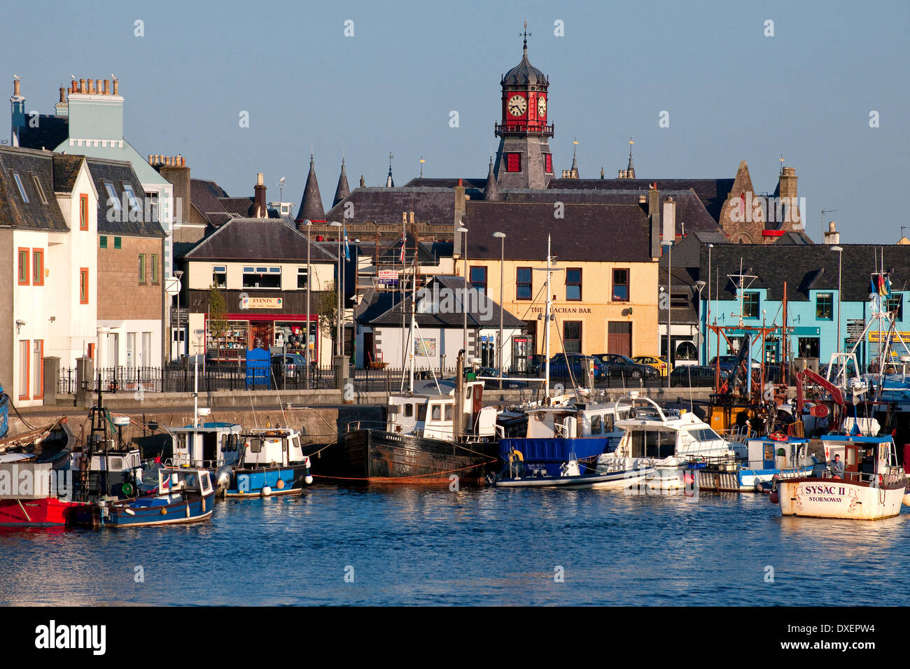 Port et la ville de Stornoway sur l'île de Lewis,Hébrides extérieures en Écosse. Banque D'Images