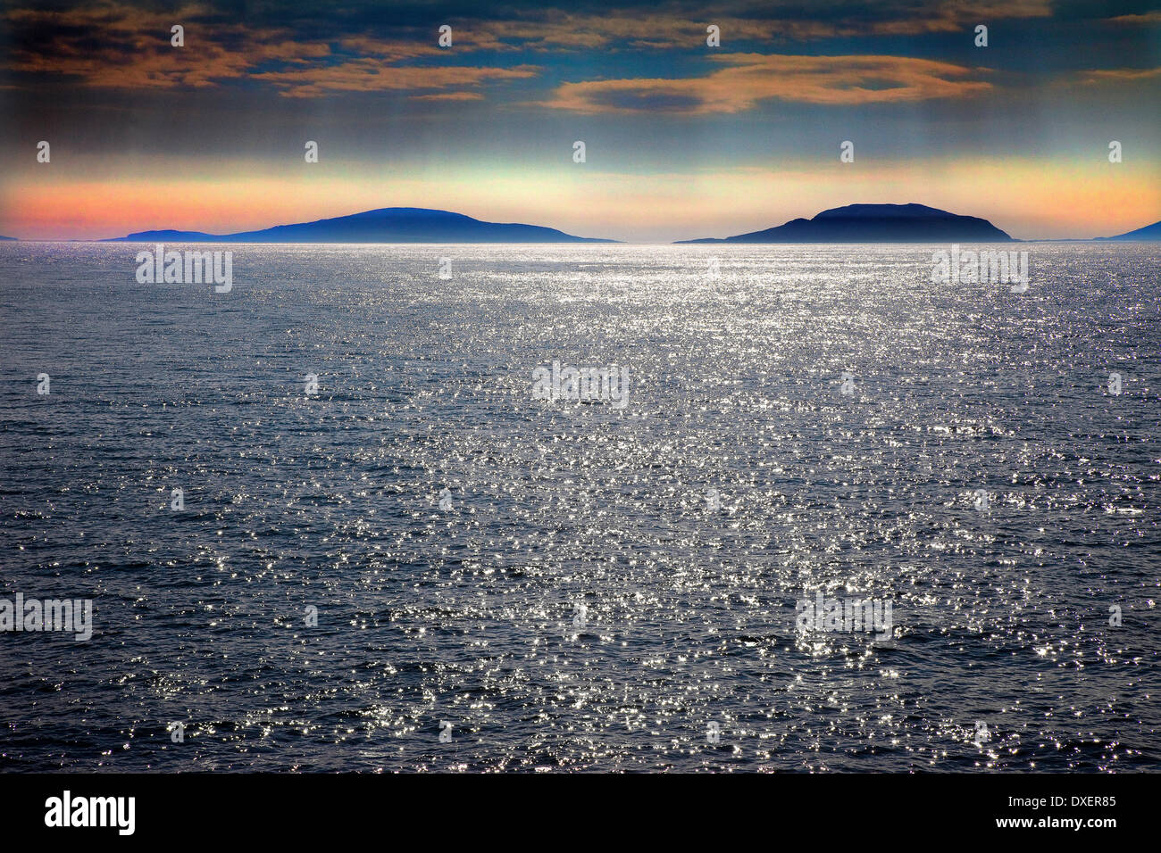 Silhouette du sud de Hébrides extérieures y compris BARRA comme vu à partir de l'approche de ferry.Îles d'Écosse. Banque D'Images