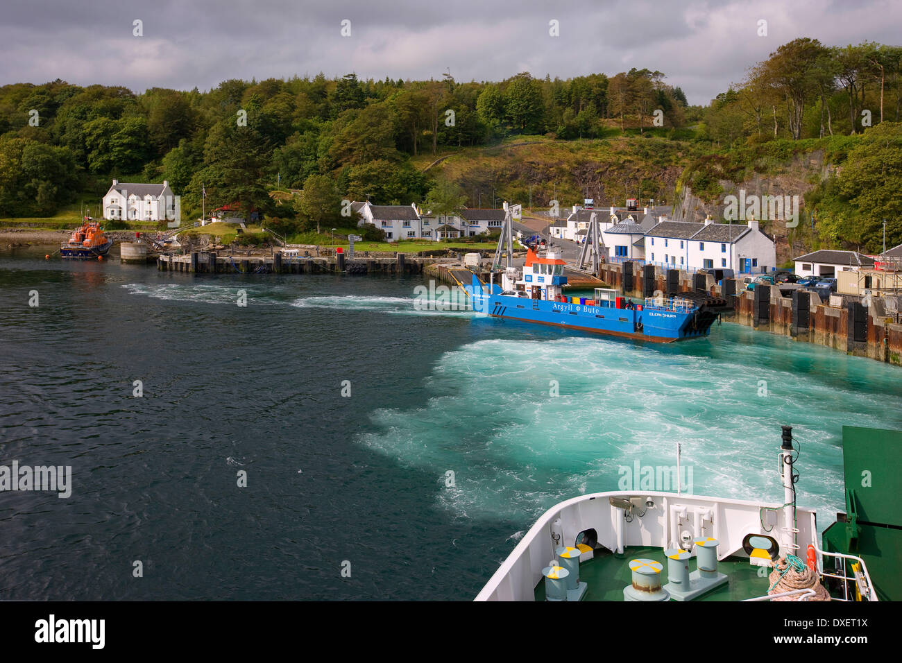 Scène mouvementée à port askaig ferry au départ du ferry avec le Jura prêt à partir.Port askaig,île d'Islay, Argyll. Banque D'Images