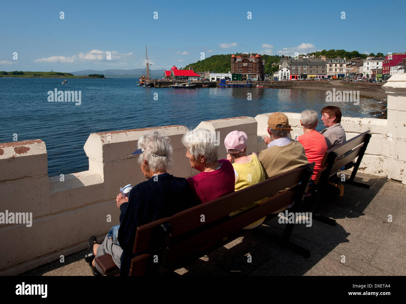 Détente Tourisme sur l'esplanade en centre-ville d'Oban, Argyll, Scotland Banque D'Images
