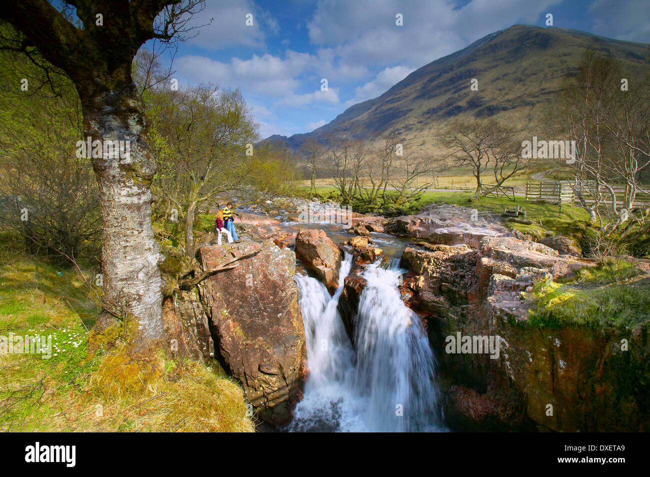 Les touristes visiter les cascades dans sceneic Lochaber, Glen Nevis. Banque D'Images