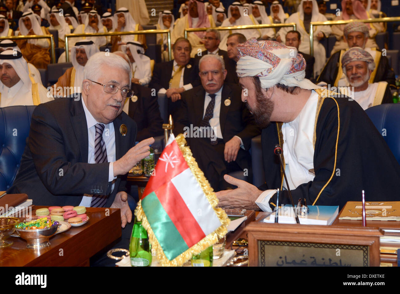 La ville de Koweït, Koweït. Mar 25, 2014. Le dirigeant palestinien Mahmoud Abbas (L) parle à Asad bin Tareq al-Saeed, représentant du Sultan Qabous d'Oman assister à la 25e sommet de la Ligue arabe à Bayan palace à Koweït le 25 mars 2014. Le conflit syrien prend la vedette au Sommet arabe qui est tenue au Koweït pour la première fois, lorsqu'un rift régional sur l'Egypte, Frères musulmans ont été exclues du programme Crédit : Thaer Ganaim APA/Images/ZUMAPRESS.com/Alamy Live News Banque D'Images