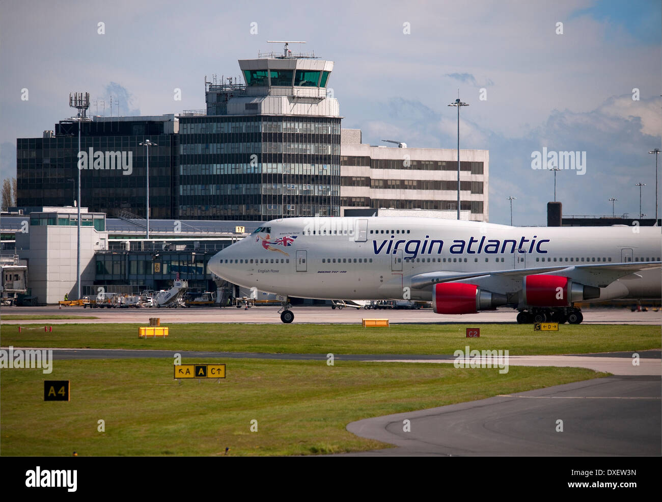 Un Boeing 747-400 de Virgin Atlantic jumbo arrive à l'aéroport de Manchester en Angleterre 2012. Banque D'Images