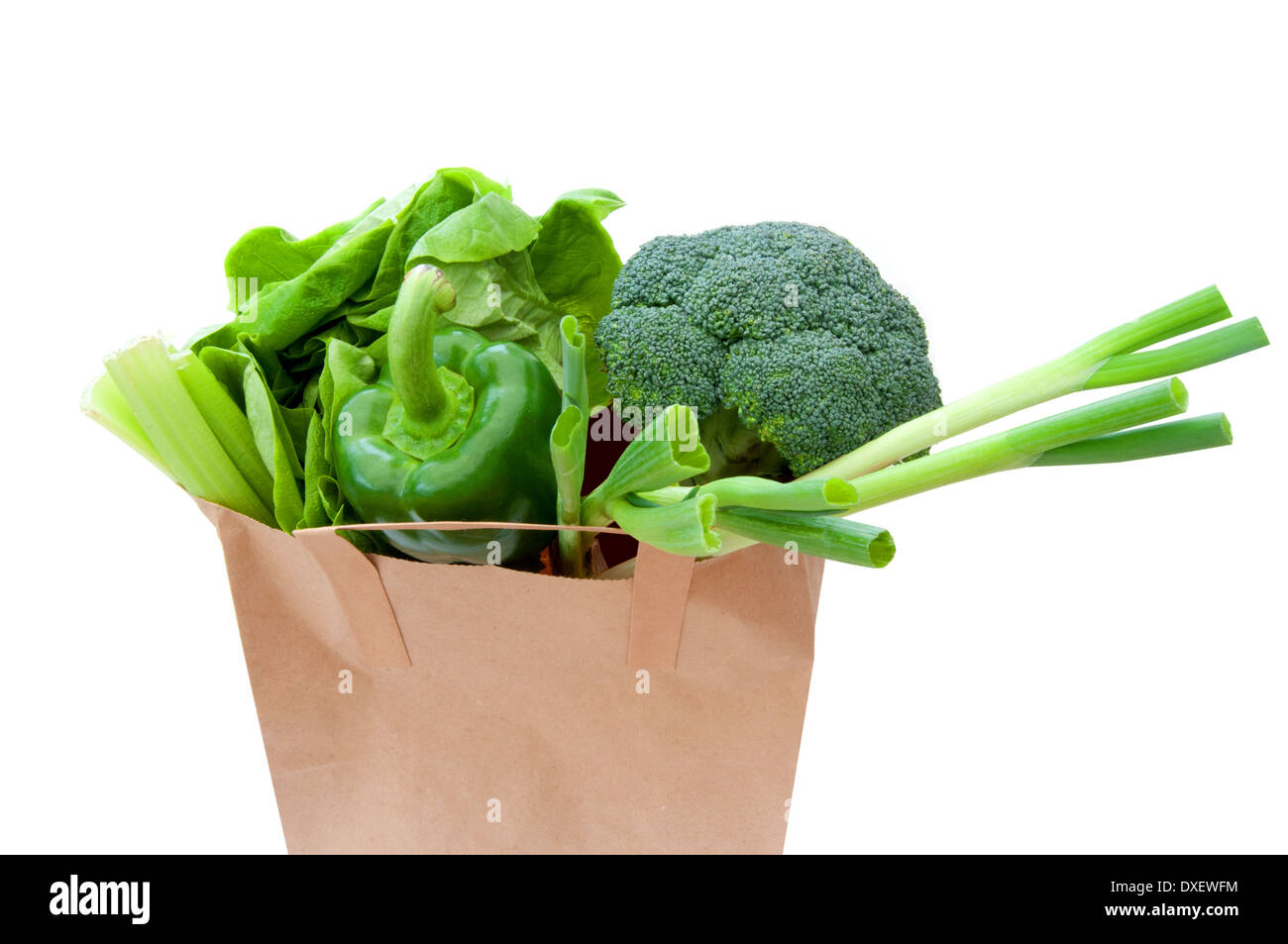 Légumes verts à l'intérieur d'un sac brun Banque D'Images