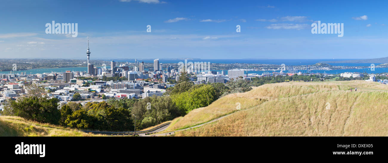 Vue sur Auckland depuis le mont Eden, Auckland, île du Nord, Nouvelle-Zélande Banque D'Images