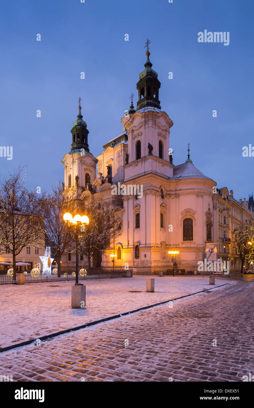 L'église de St Nicolas avec une poignée de neige et les lumières de Noël sur la place de la Vieille Ville, Prague, République Tchèque Banque D'Images