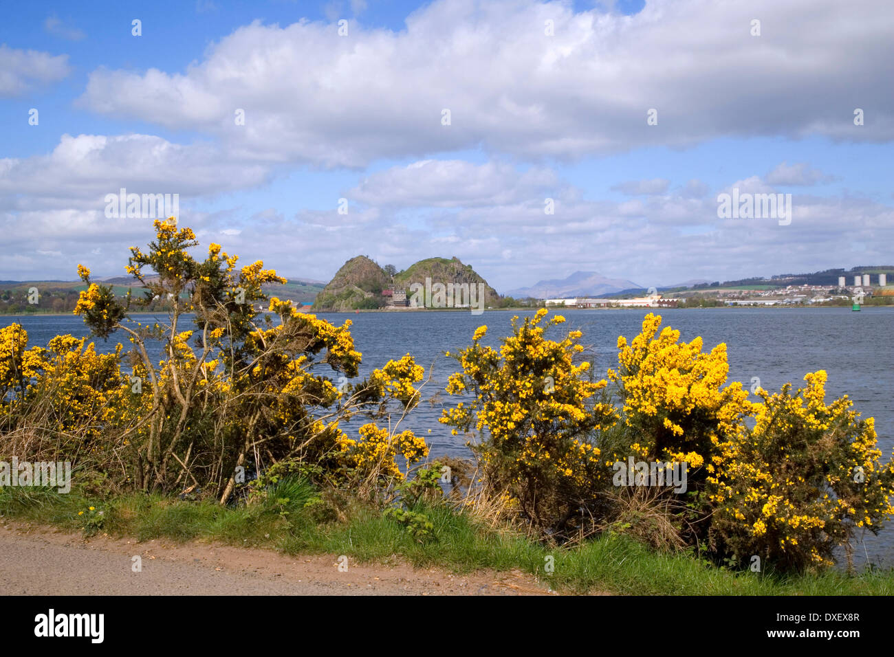 Printemps vue vers un lointain Dunbarton rock, Castle & Ben Lomond à partir de l'ensemble de la Clyde. Banque D'Images