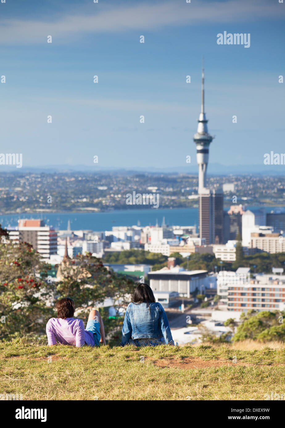 Couple enjoying view de Auckland de Mount Eden, Auckland, île du Nord, Nouvelle-Zélande Banque D'Images
