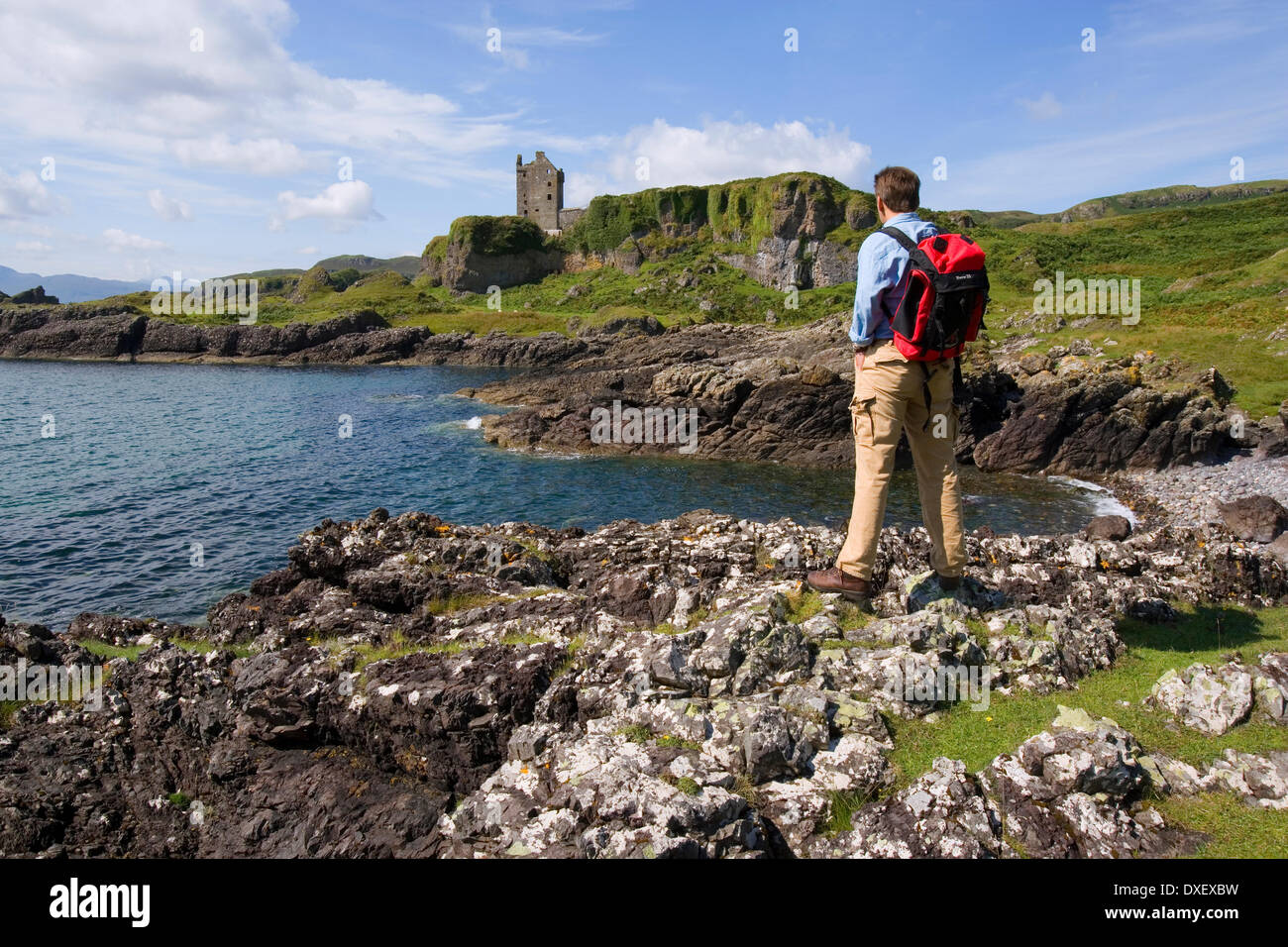 Randonneur admire le spledour du château de Gylen, à l'île de Kerrera, Argyll Banque D'Images