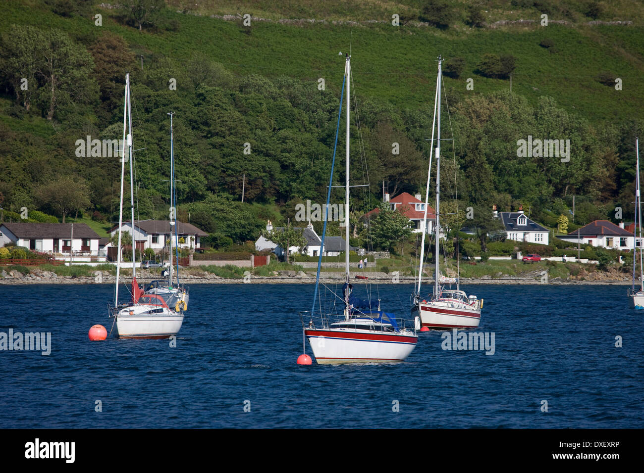 Yachts ancrés à lochranza sur l'île d'Arran, Ecosse. Banque D'Images