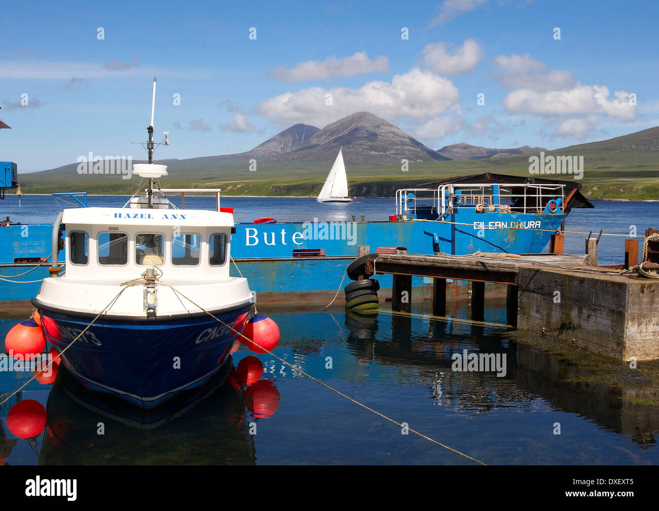 Scène paisible à Port Askaig avec vues vers le Paps of Jura, Islay, Argyll Banque D'Images