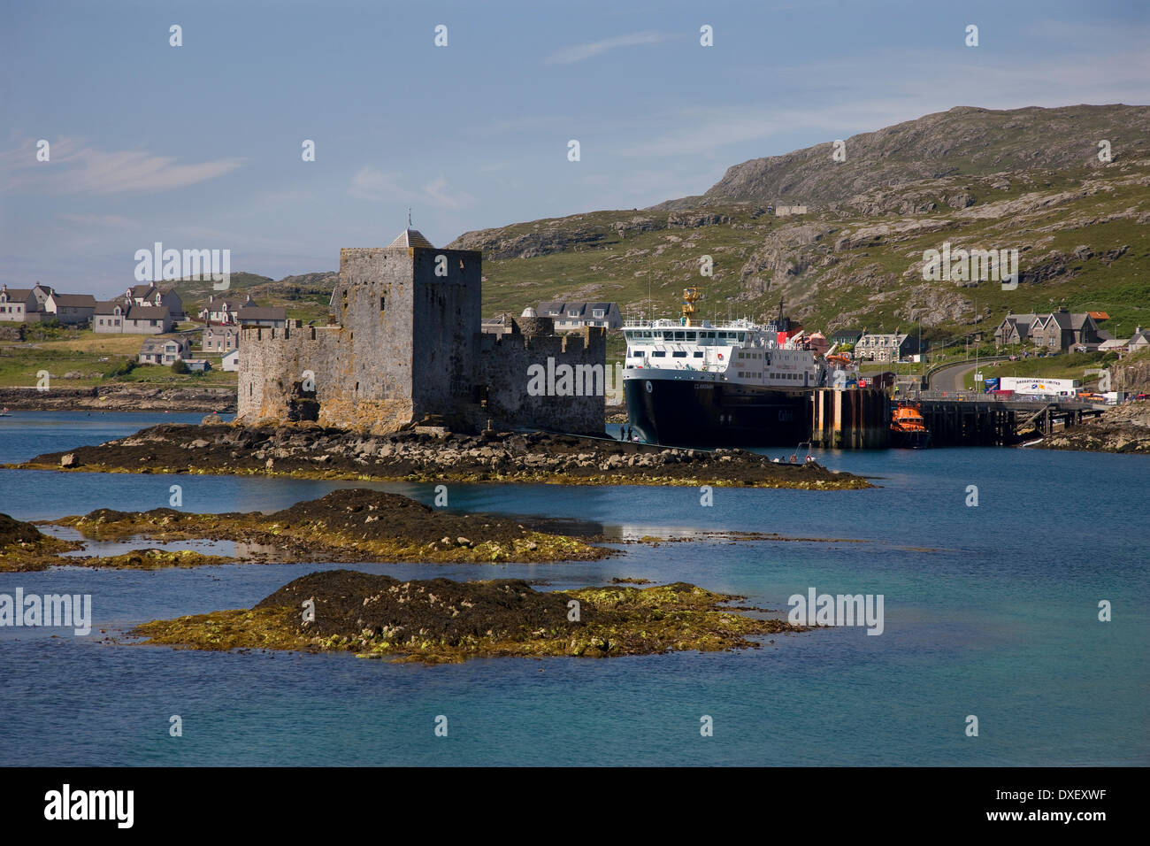 Kisimul Castle et le M.V.Clansman, Castlebay. Banque D'Images