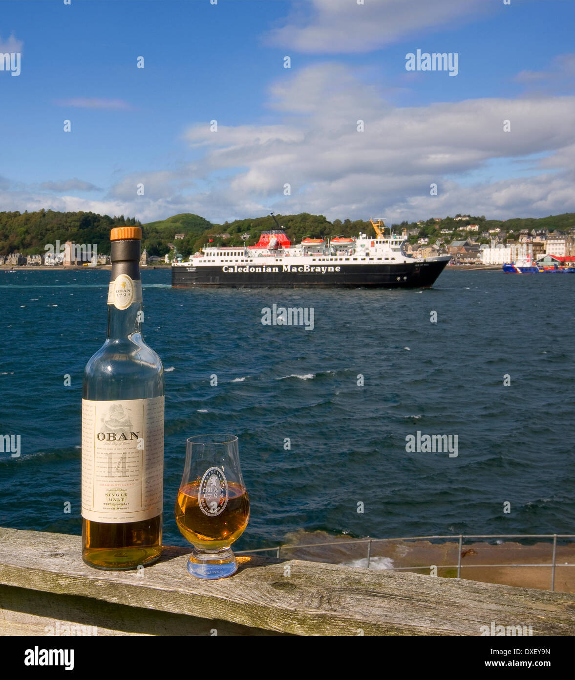 Verre et bouteille de single-malt whisky Oban, avec en vue, mull ferry Oban, Argyll Banque D'Images
