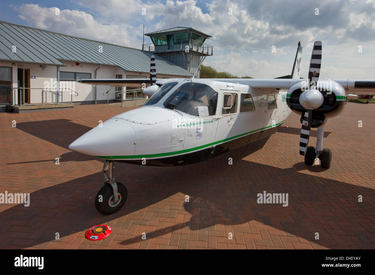 A Highland Airways ' Islander ' avion sur le tarmac de l'aéroport à Oban, Argyll Banque D'Images