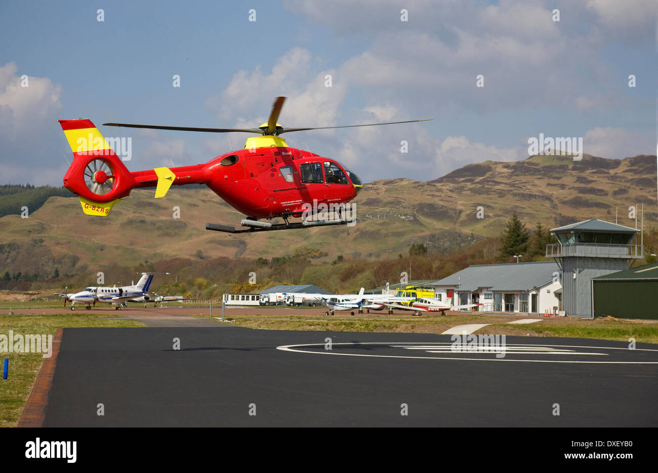 Air Ambulance L'atterrissage à l'aéroport d''Oban, Argyll Banque D'Images