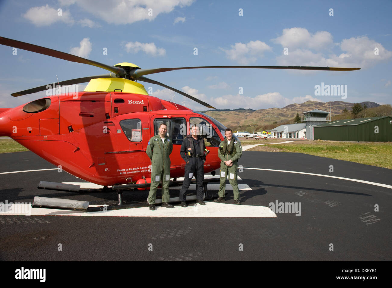 Air Ambulance hélicoptère et l'équipage à l'aéroport d''Oban, Argyll. Banque D'Images