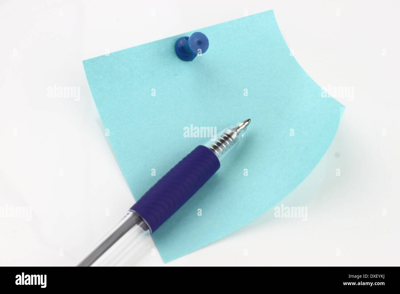 Sticky Note bleu avec stylo bleu et pousser l'axe Banque D'Images