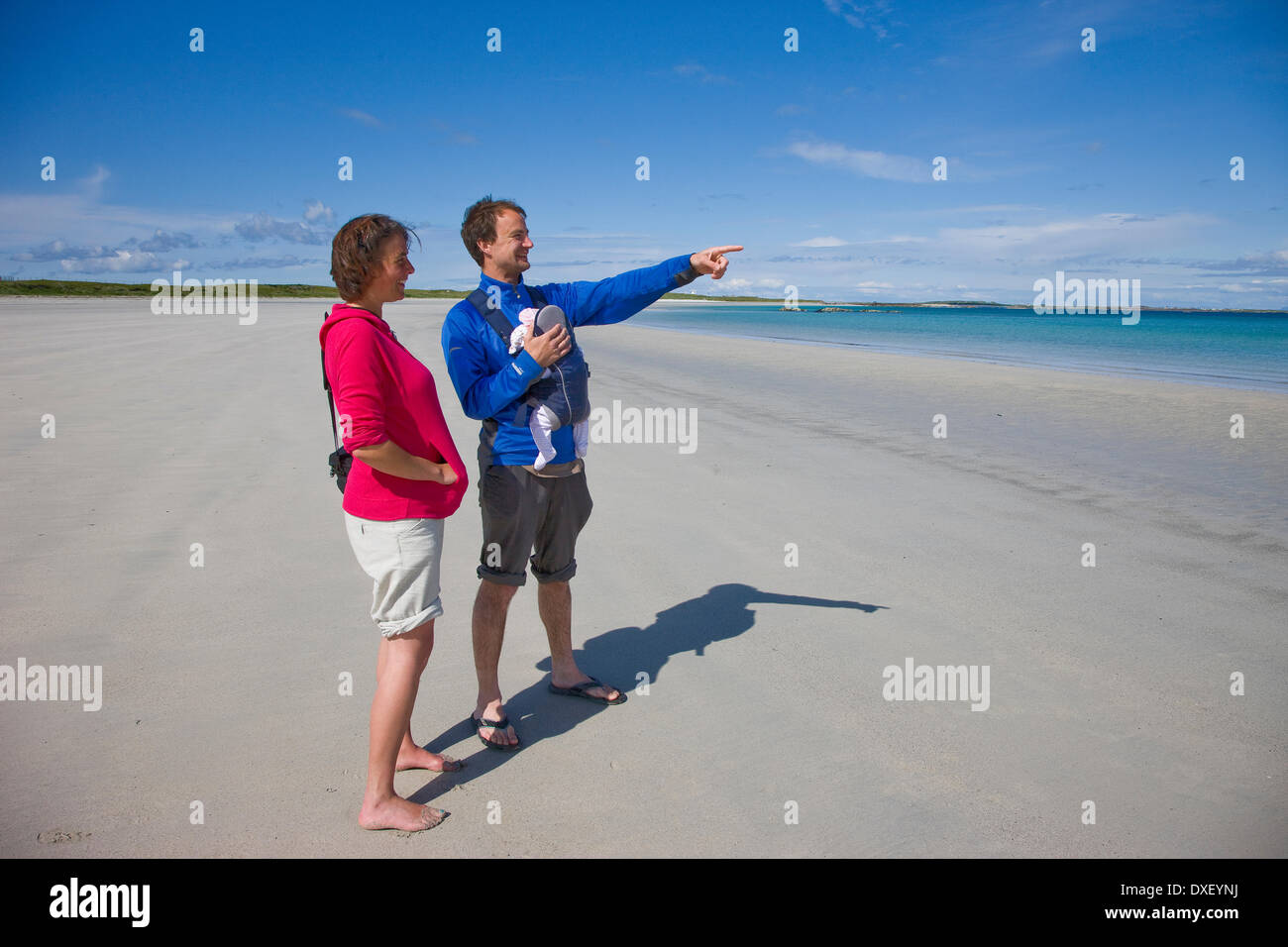 Couple sur un grand nombre de magnifiques plages sur l'île de Tiree, Hébrides. Banque D'Images