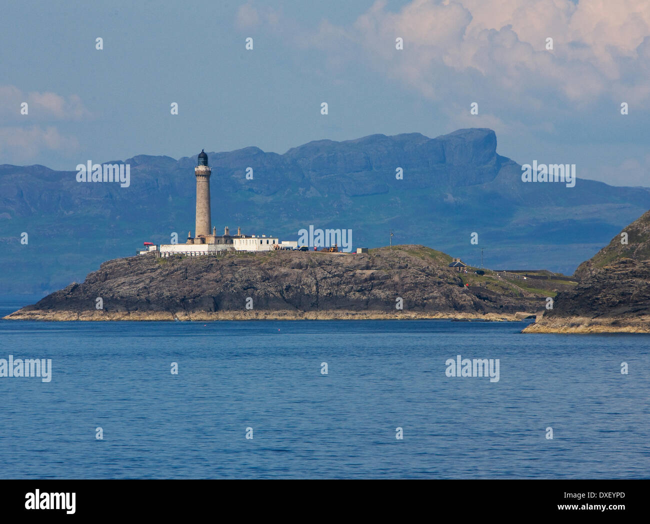 38 phare avec l'île de Eigg au loin.West Highlands. Banque D'Images