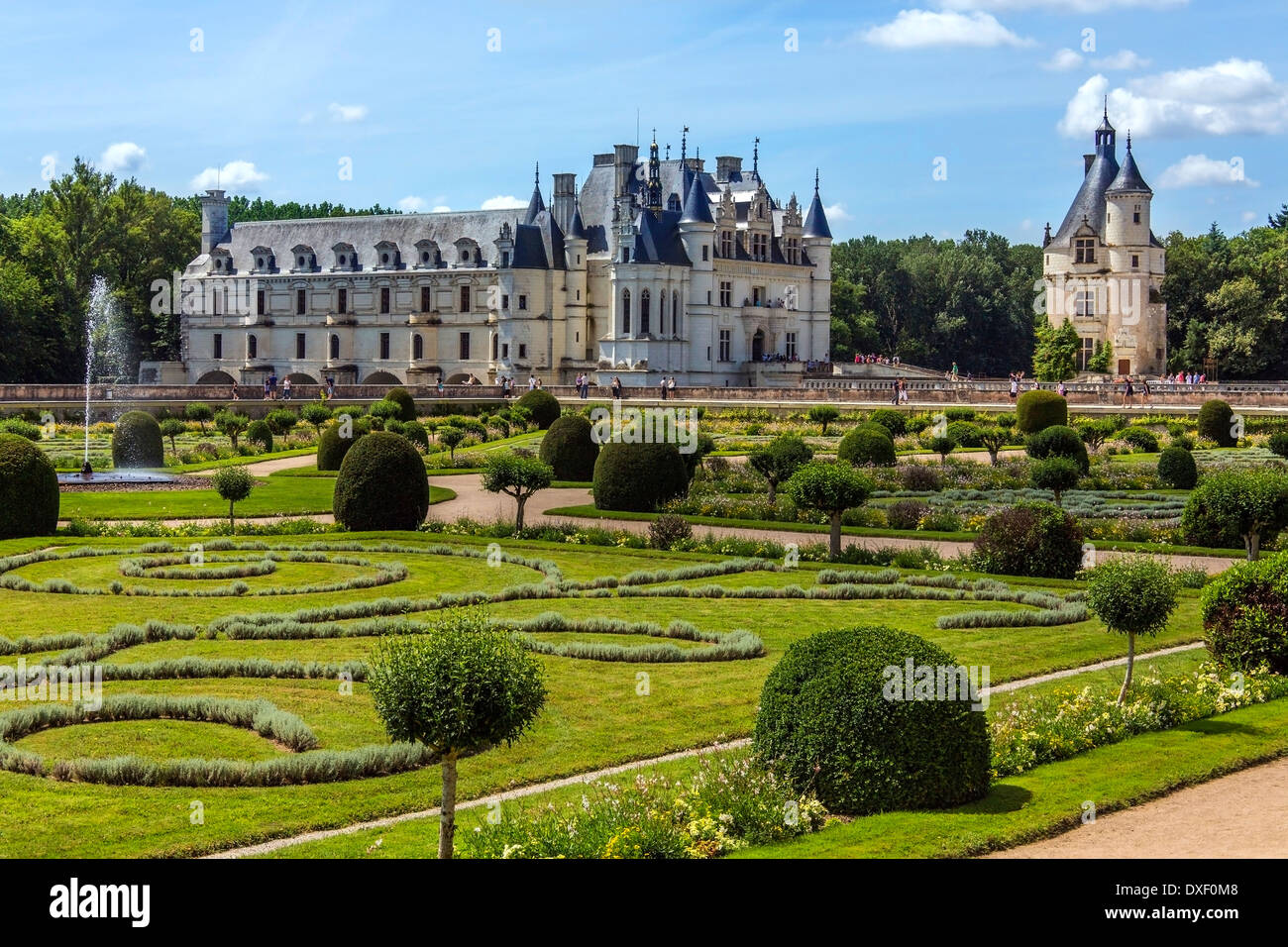 Château de Chenonceau enjambant la rivière cher dans la vallée de la Loire en France Banque D'Images